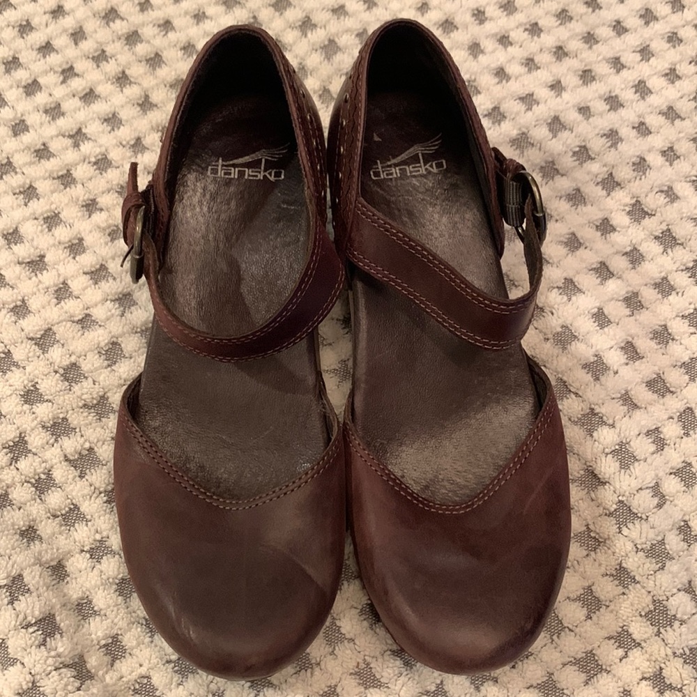 Dansko Mary Janes. Great condition! Size 39 Brown/Maroon Leather
